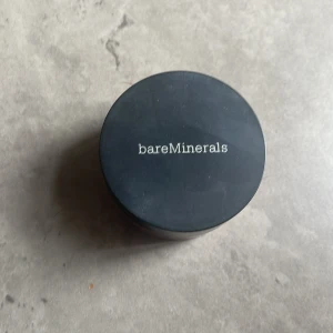 bareMinerals All-Over Face Color Warmth - Endast provad. Säljer en burk med bareMinerals All-Over Face Color i nyansen Warmth. Produkten kommer i en praktisk burk med skruvlock och innehåller 1,5 g. Perfekt för att ge ansiktet en varm och solkysst look.