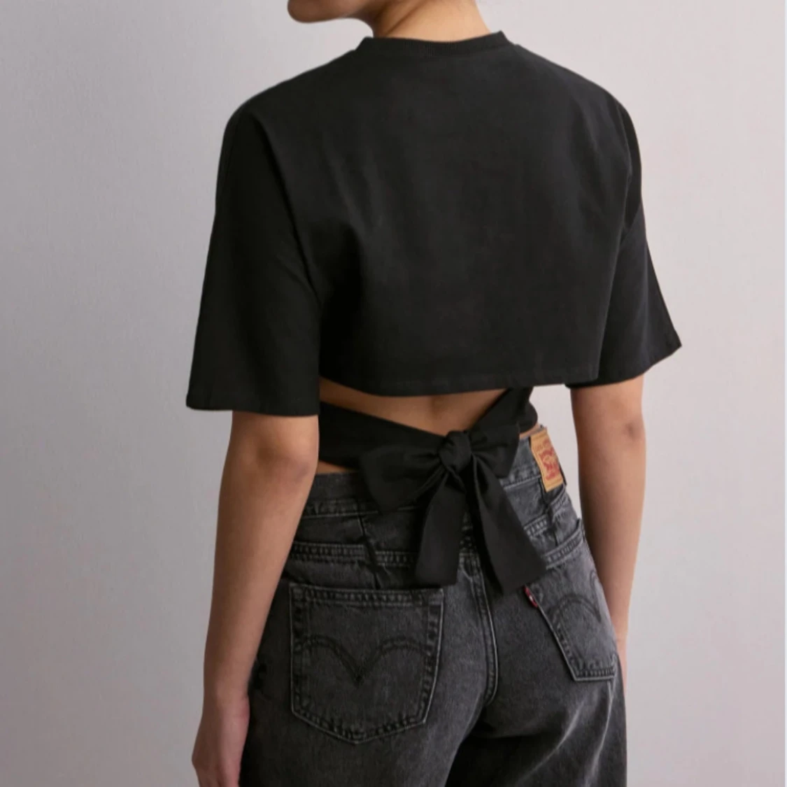 Svart croppad topp med knyt - 1