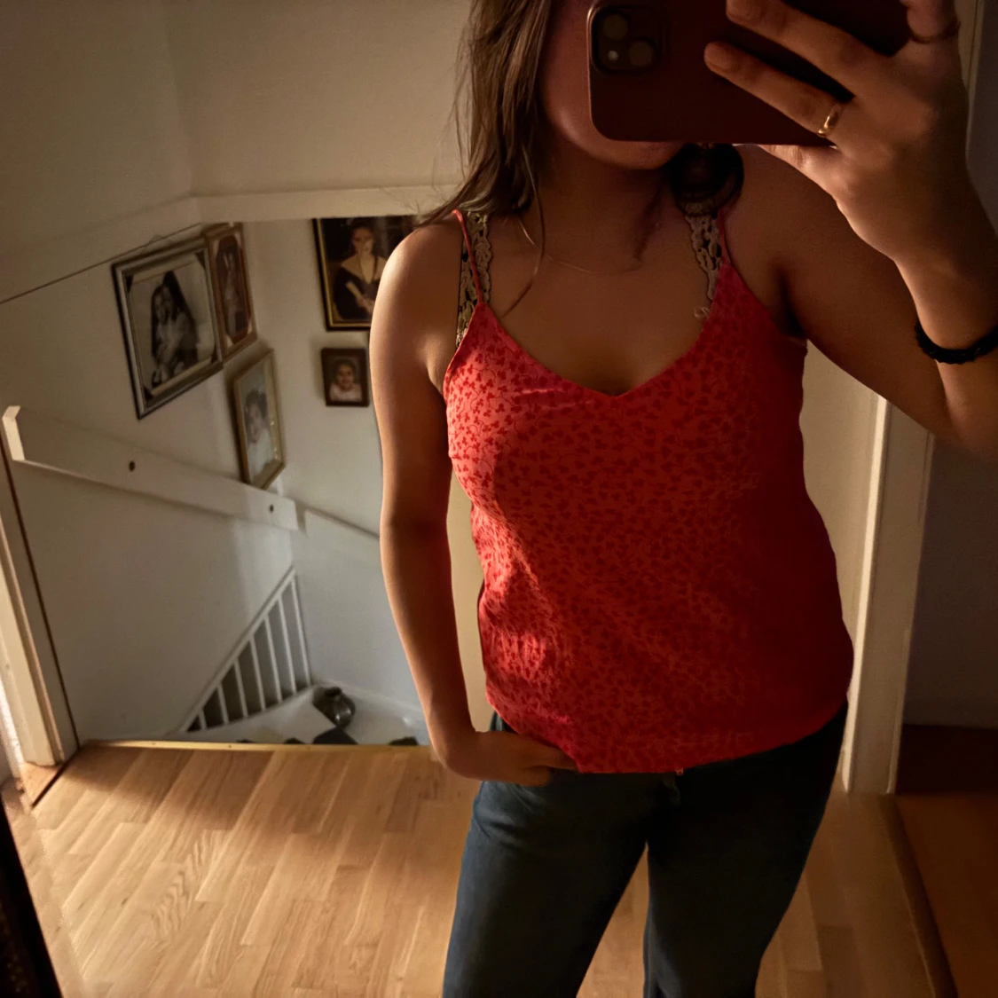 Röd blommig linnetopp