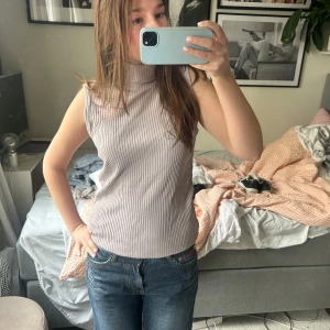Grå ribbad ärmlös polotopp - Jättefin tröja, köpt second hand❣️