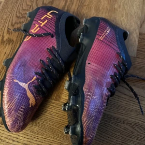 PUMA ULTRA 2.4 FG/AG FLARE - LILA/ORANGE/ROSA  - Snygga lila fotbollsskor från Puma (PUMA ULTRA 2.4 FG/AG FLARE - LILA/ORANGE/ROSA)  