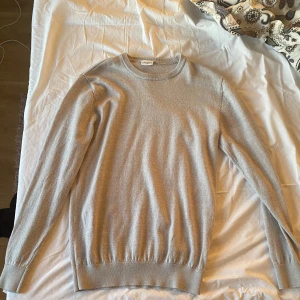 Grå tröja stickad tröja från John henrick - Säljer en stilren grå tröja från John Henric. Använder ett fåtal gånger. Samt har inga defketer alls. Skriv vid fler funderingar !