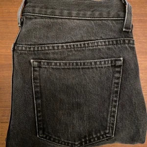 Svarta jeans från Asket.  - Snygga svarta jeans från Asket. Storleken är 31/32 och jeansens passform är slim fit. Simpla och klassiska jeans som passar till mycket. Nypris på dessa är 1600 men jag säljer dessa för endast 300 kr!  Inga defekter men de är såklart lite använda. Vid frågor eller funderingar är det bara att skriva. 