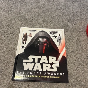 Star Wars bok - Säljer en star wars bok jag fått som jag aldrig har läst eftersom jag inte är ett fan av böcke. Tänker att jag testar att lägga ut denna ifall någon star wars intresserad vill läsa. 📕