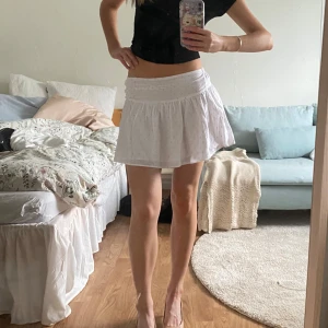 Vit minikjol från Gina🤍🤍 - Så fin vit lågmidjad minikjol med gulddetaljer!! Köpt på Gina Young men passar mig som har strl XS-S💓💓så snygg passar till allt!