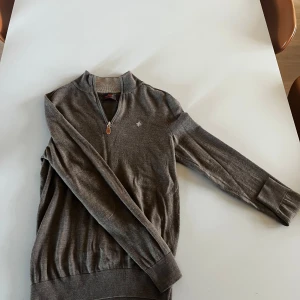 Grå merinoulltröja från Morris - Säljer en stilren grå tröja från Morris i 100% merinoull. Tröjan har en dragkedja vid halsen och ett diskret broderat emblem på bröstet. Perfekt för kyligare dagar. Ny pris 1899kr nu ändast 299kr🔥🔥 pytte litet håll se bild 4