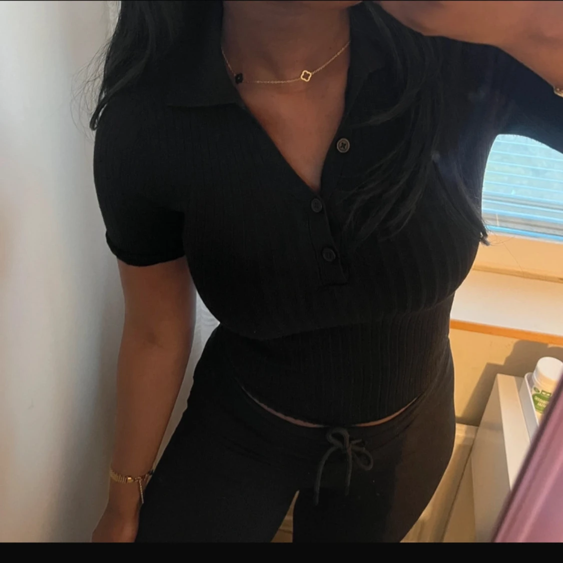 Svart ribbad polotopp