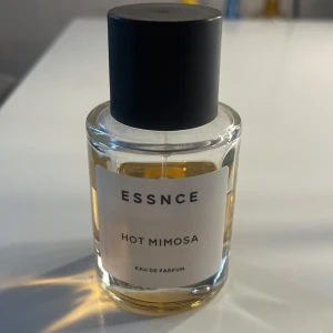 Hot Mimosa  - Säljer min hot mimosa parfym som ska efterlikna Linn Ahlborgs parfym hotshot, använd men doften passade inte riktigt mig.