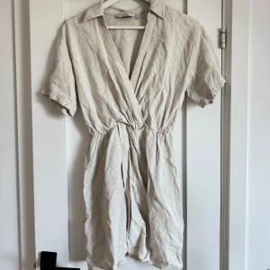 Beige linneklänning från & other stories  - Fin klänning i storlek 36, som är använd en del men fortfarande är i bra skick. 