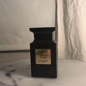 Tom Ford Vanille Fatale Eau de Parfum - Elegant och lyxig parfym från Tom Ford, Vanille Fatale. Flaskan rymmer 100 ml och har ungefär 50-60% kvar, skriv för tydligare bild. Perfekt för den som älskar en sofistikerad doft med vaniljtoner.