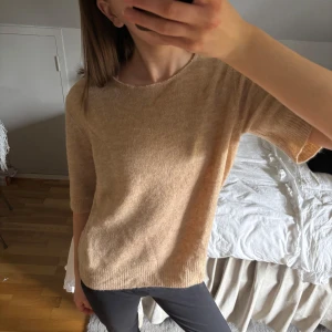 Stickad T-shirt  - Klippt precis över sömmen uppe vid halsen då den hade hög krage.