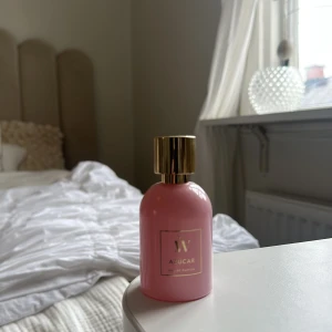 Azúcar Eau de Parfum från Ida Warg - Endast testad parfym från IDA WARG, luktar som sockervadd💗💗fick i present, men har en annan doft som är liknande redan