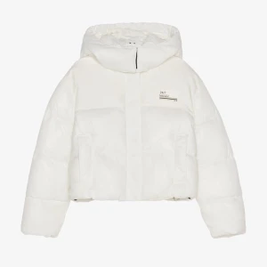 Vit pufferjacka från Berska - Säljer en stilren vit pufferjacka från Berska. Jackan har en hög krage och dragkedja framtill. Perfekt för kyliga dagar med sin vadderade design. Den har långa ärmar och två praktiska fickor på sidorna. Knappt använd. 