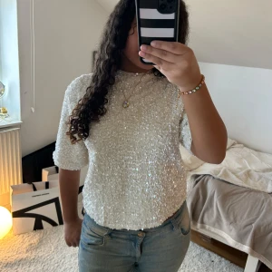 Vit glittrig topp - Säljer denna superfina glittriga toppen från H&M💓