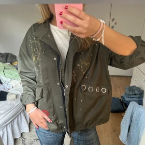 Jacka - Säljer denna as coola och populära jacka! 🌸☀️🌸🌸🌸