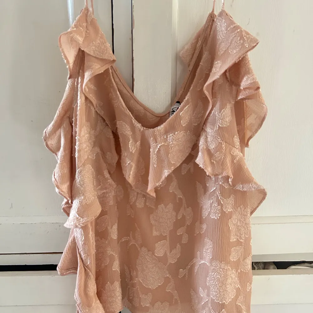 Volang Linné köpt från Zara som aldrig är använt då den inte passar perfekt nu för sommaren💕 Står att den är i storlek Xs men skulle säga den är S. Puserot.