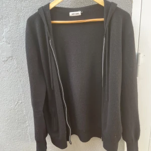 Svart kashmir zip-hoodie från Soft Goat - Säljer en snygg kashmir zip från Soft Goat. Perfekt till alla årstider! Etiketen har som ni kan se på tredje bilden lossnat lite, men utöver det är den som ny. Storlek S och säljs för 800:-  Hör av dig vid intresse!