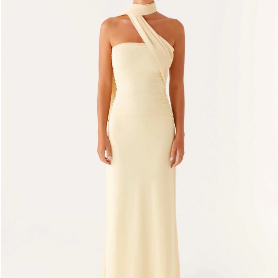 Gul axelbandslös långklänning - 1