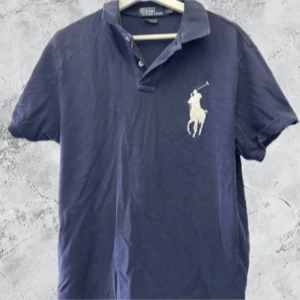 Blå pikétröja från Ralph Lauren - Inga defekter.