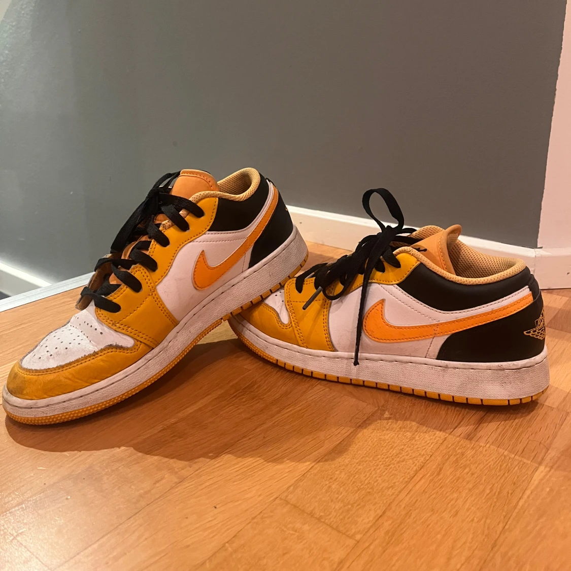 Nike Air Jordans i orange och svart