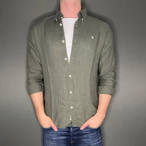 Morris linnen skjorta - Hej säljer nu min fina Morris linnen skjorta i storlek M. Den är i nyskick och kommer vara otroligt snygg nu i vår och framåt sommaren. Nypris cirka 1600kr! Vi kommer att sälja liknande produkter nu i vår och närmare sommar så glöm inte följa profilen!🌊🍾