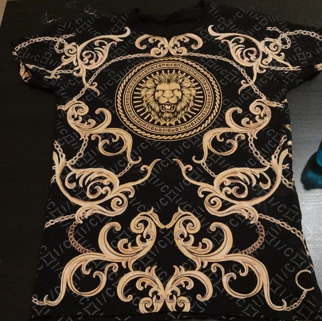 Svart t-shirt med lejonmotiv från Icono