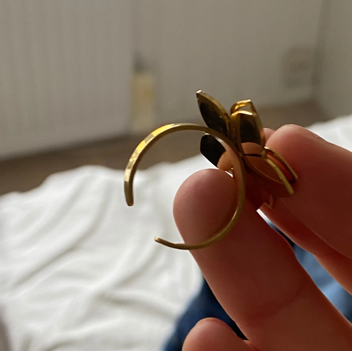 Guldfärgad ring med blomdesign - 3