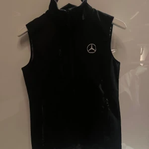 Mercedes-Benz väst - Riktigt fet Mercedes benz väst som jag köpte på ett Mercedes event. Perfekt till sommaren😄