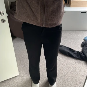 Svarta byxor - Säljer ett par stilrena svarta byxor med normal passform. Perfekta för en klassisk look och kan enkelt matchas med olika toppar.