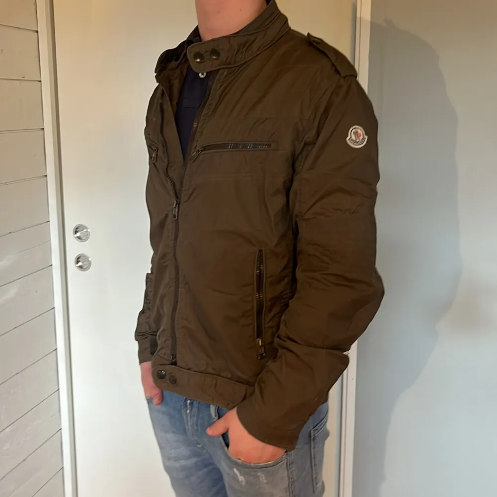 Moncler jacka | Mycket bra skick | Storlek S/M | Pris - 1999kr | Modellen är ca 178cm lång | Hör av dig vid minsta fråga eller fundering!!. Takit.