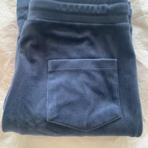 Mörkblå mjukisbyxor - Mörkblå mjukisbyxor med fickor där bak. 