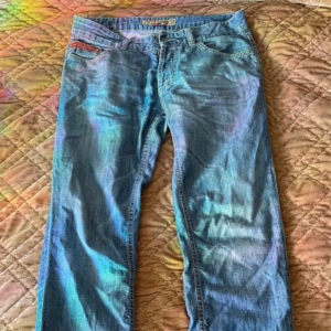 Blå jeans från Unlimited - Säljer ett par klassiska blå jeans från Unlimited, tillverkade i Italien. De har en knappgylf och är gjorda av 100% bomull. Perfekta för våren och sommaren då det är ett lite tunnare material. Det står storlek 31 men passar M (eller S/M)💗