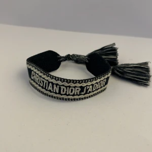 Dior armband - Säljer ett riktigt schysst justerbart dior armband sommar passar perfekt till sommaren. Inget og ingår tyvärr. Skriv vid funderingar!