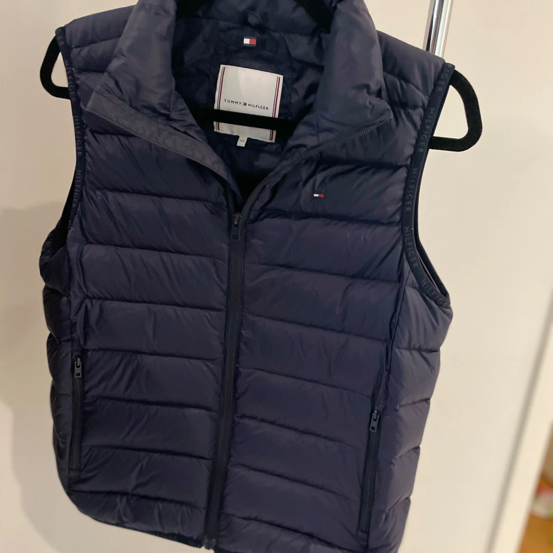 Mörkblå dunväst från Tommy Hilfiger
