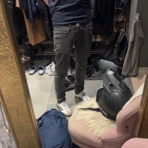 Lee Luke 32/32 - Ett par Lee jeans av modell ”Luke” i storlek 32/32, väldigt bra skick. Jag är 185 och vägen 75 jag som referens.