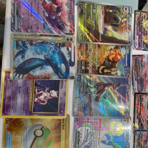 Pokémonkort - Blandad samling. Och allt äkta och kan sänka priset mycket.  - En färgsprakande samling Pokémonkort med många holografiska och sällsynta kort, inklusive legendariska och EX/V/Vmax-kort. Perfekt för dig som vill utöka din samling eller byta med vänner. Passar både nya och erfarna samlare som älskar Pokémonvärlden.