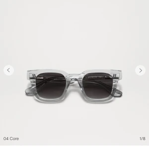 Grå transparenta solglasögon CHIMI - Snygga solglasögon från CHIMI i modellen 04 Core. De har en fyrkantig form med transparent grå båge och mörka linser. Kommer med originaletui och box. Perfekta för dig som vill ha en clean och modern look.