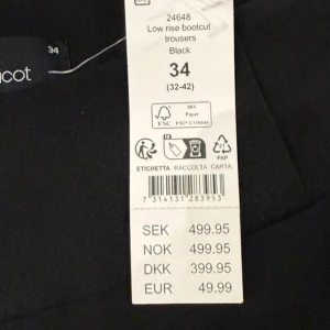 Svarta bootcut byxor låg midja  - Säljer ett par svarta bootcut byxor från Bik Bok i storlek 34. Byxorna har låg midja och klassisk bootcut passform som sitter snyggt över höfterna och släpper ut vid benen. Perfekta till sneakers eller boots för en trendig look.