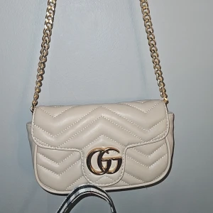 GG väska - En helt ny beige GG väska med guld detaljer, för dig som gillar mode, design, eleganta saker och stilren vardag. Kolla gärna in min profil. 