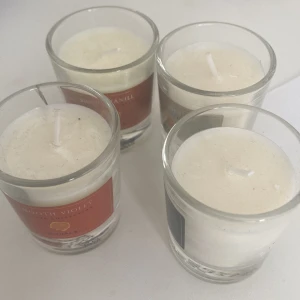 4 Doft ljus från rituals  - 4 stycken doft ljus från rituals kalendern som aldrig andvändts eftersom jag ej är ett big fan av doft ljus. Dofterna är Smoothie violet, Wild Fig, Sweet Jasmine och Suede Vanilla. 60 kr var men 230 för alla. Smooth violet har dock en spricka som med kommits i kalendern så den säljs för 45 istället för 60. sprickan är inget som känns på utsidan  