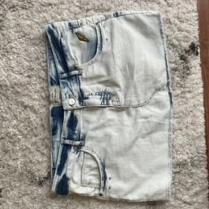 Lowwaist ljus mini jeanskjol - Snygg low waist jeanskjol i strl 38, midja:42cm. Kommer fler unika jeansshorts/kjolar så följ!!