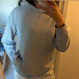 Grå hoodie  - Grå hoodie utan snören. Sägs vara i storlek 164 men den är större, tycker den passar de som bär både storlek S och M. Alltid bra att ha! 🩶