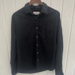 Linneskjorta Svart - Dressman  - Hej, säljer iväg en fin linneskjorta från dressman då den aldrig används. Fint skick, inga defekter. 
