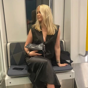 Svart randig väst med v-ringning - Säljer en svart väst med tunna vita ränder och djup v-ringning. Den är ärmlös och har en snygg, lite loose passform som ger en cool och dressad look🌷🌷🌷🌷