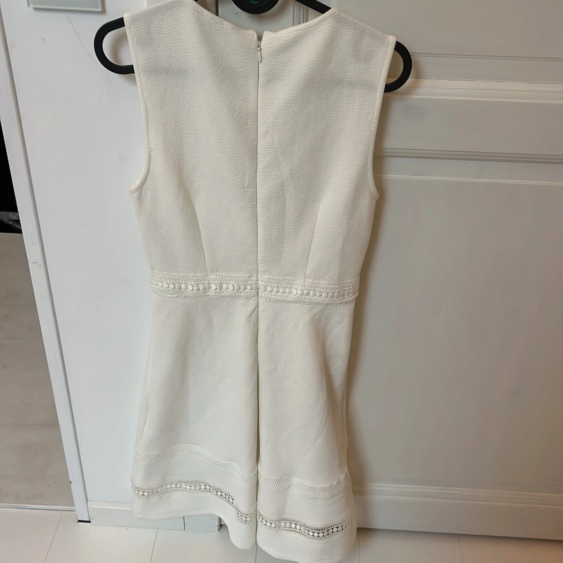 Vit ärmlös kortklänning  - 1