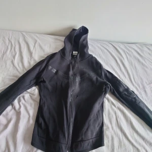 Svart old gen Nike tech - 🚨OBS 🚨 plaggen är i barnstorlek och tröjan är XS och byxorna är XL kan hittas tecken på användning 