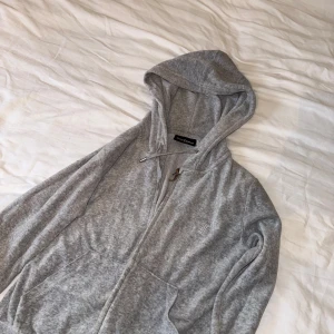 Juicy Couture kofta - Grå juicy kofta strl XS blivit av med en sån liten grej som ni ser, rensar o vill bli av med grejer 🤍