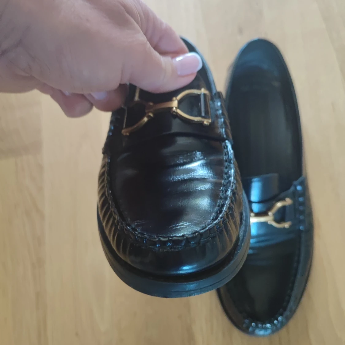 Svarta loafers med gulddetalj - 3