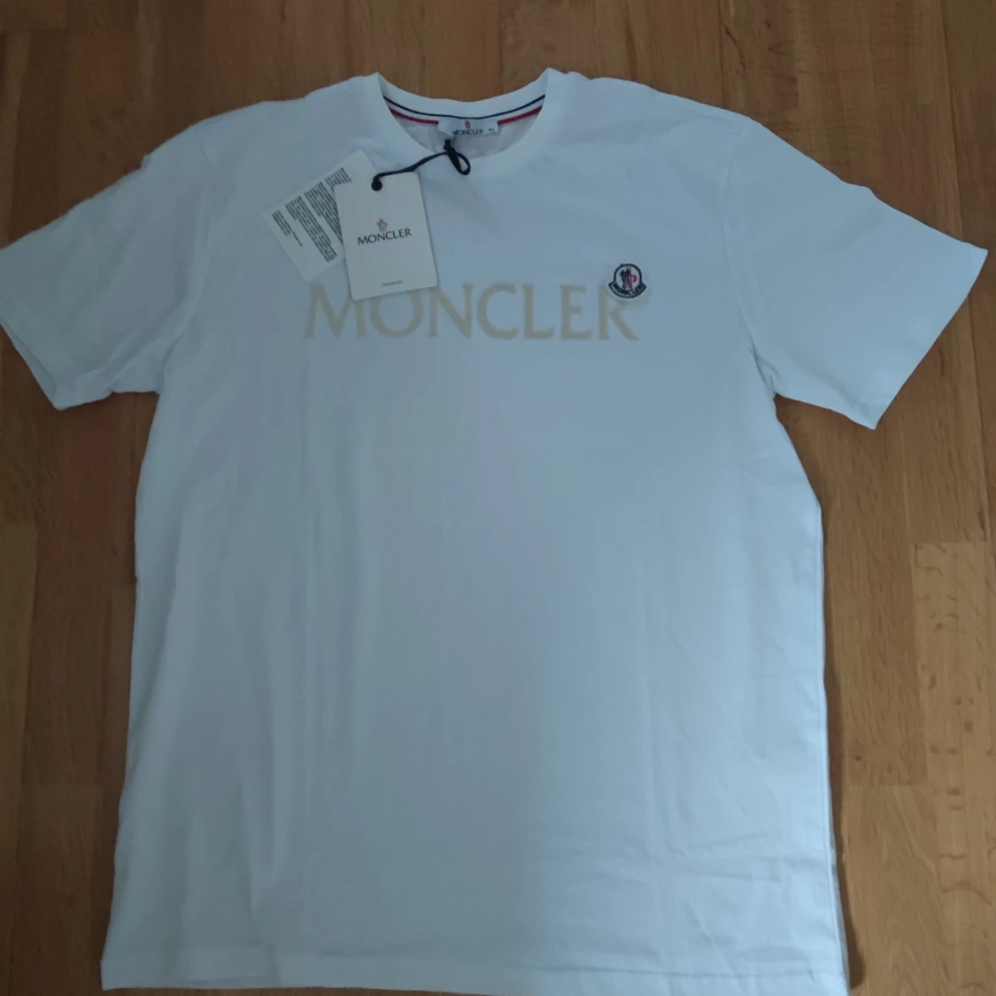 Vit Moncler t-shirt med logga