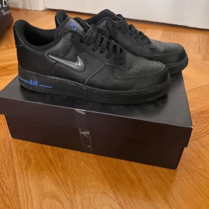 Nike Air Force 1 jewel svart/blå  - Svarta Nike Air Force 1 jewel sneakers. Andvända 5 gånger. Kom privat för fler bilder